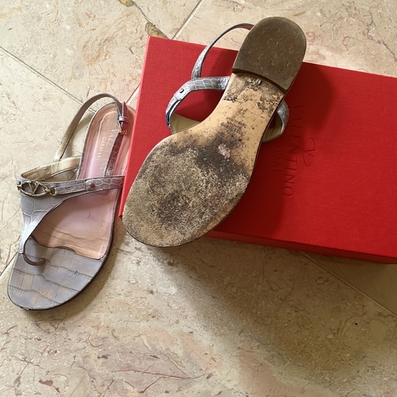 100% authentic Valentino flat sandals. Made in Italy. 100% leather💖with box💖 - Picture 4 of 6